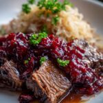 Deftiges Rindfleisch mit Sauerkraut und Cranberry-Glasur