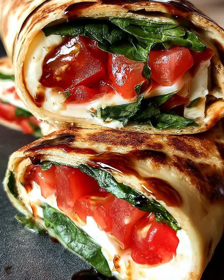 Vegetarischer Wrap mit Tomate und Mozzarella